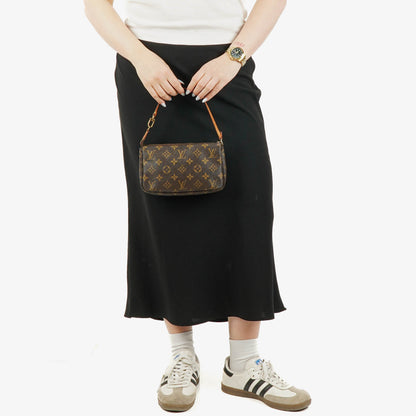 Louis Vuitton Pochette Accessoires Clutch-Handtasche aus Monogram Canvas