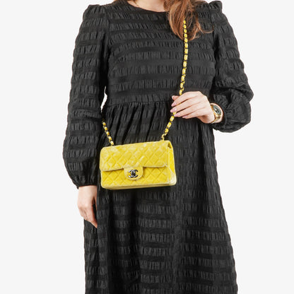 Chanel Mini Rectangular Single Flap Tasche aus gelbem gestepptem Samt mit schwarzer Hardware