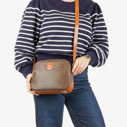 Celine Vintage Macadam Triomphe Umhängetasche in Braun