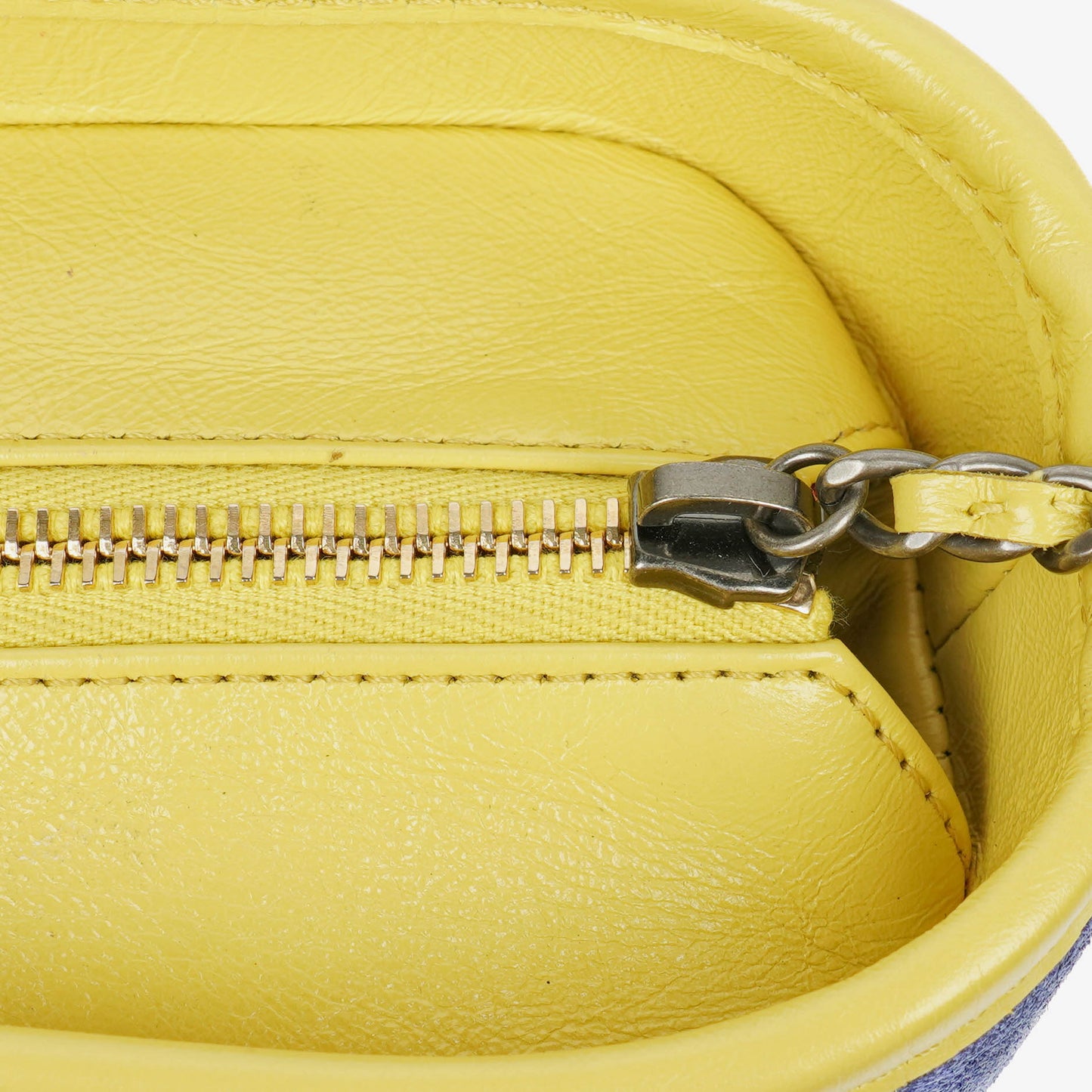 Chanel Gabrielle Medium Hobo Bag aus multicolor gestepptem Wildleder und Leder