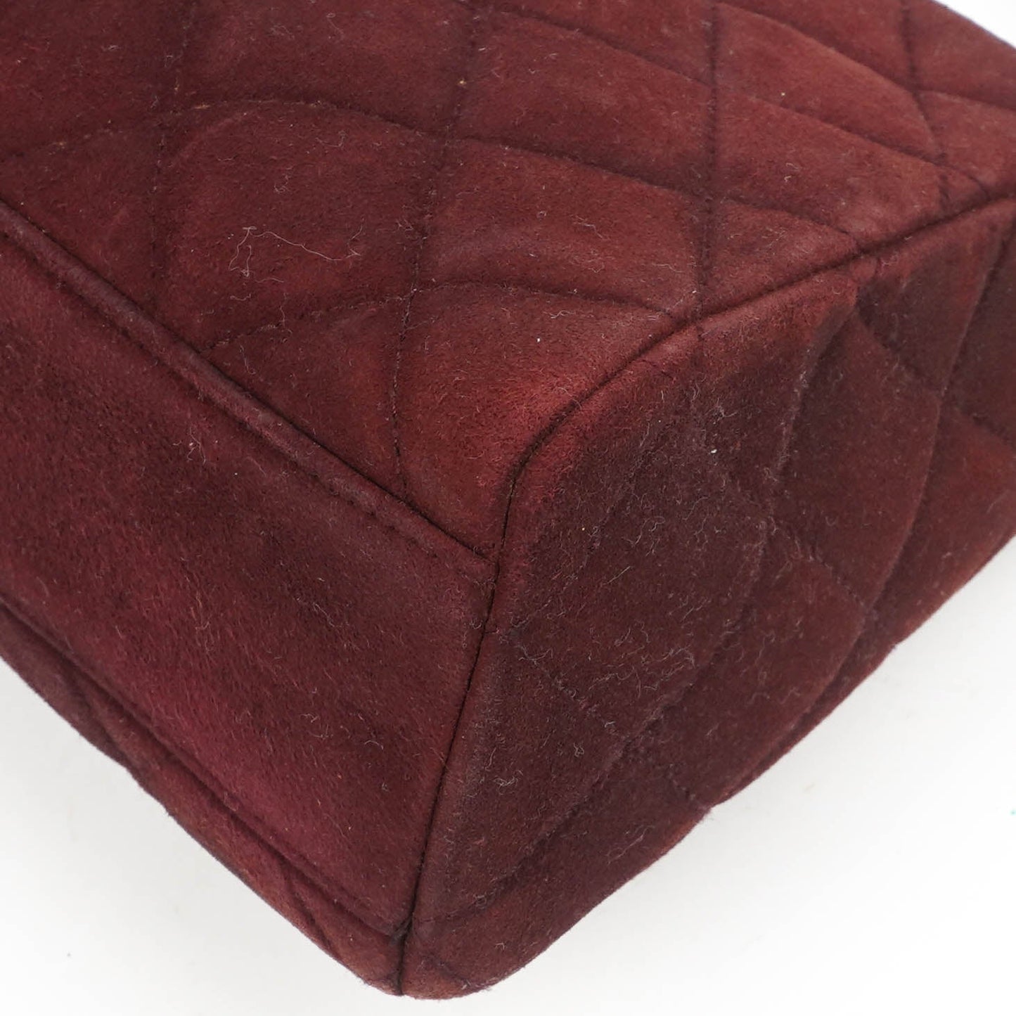 Chanel Vintage Klappentasche aus gestepptem burgunderrotem Wildleder mit 24K vergoldeten Beschlägen