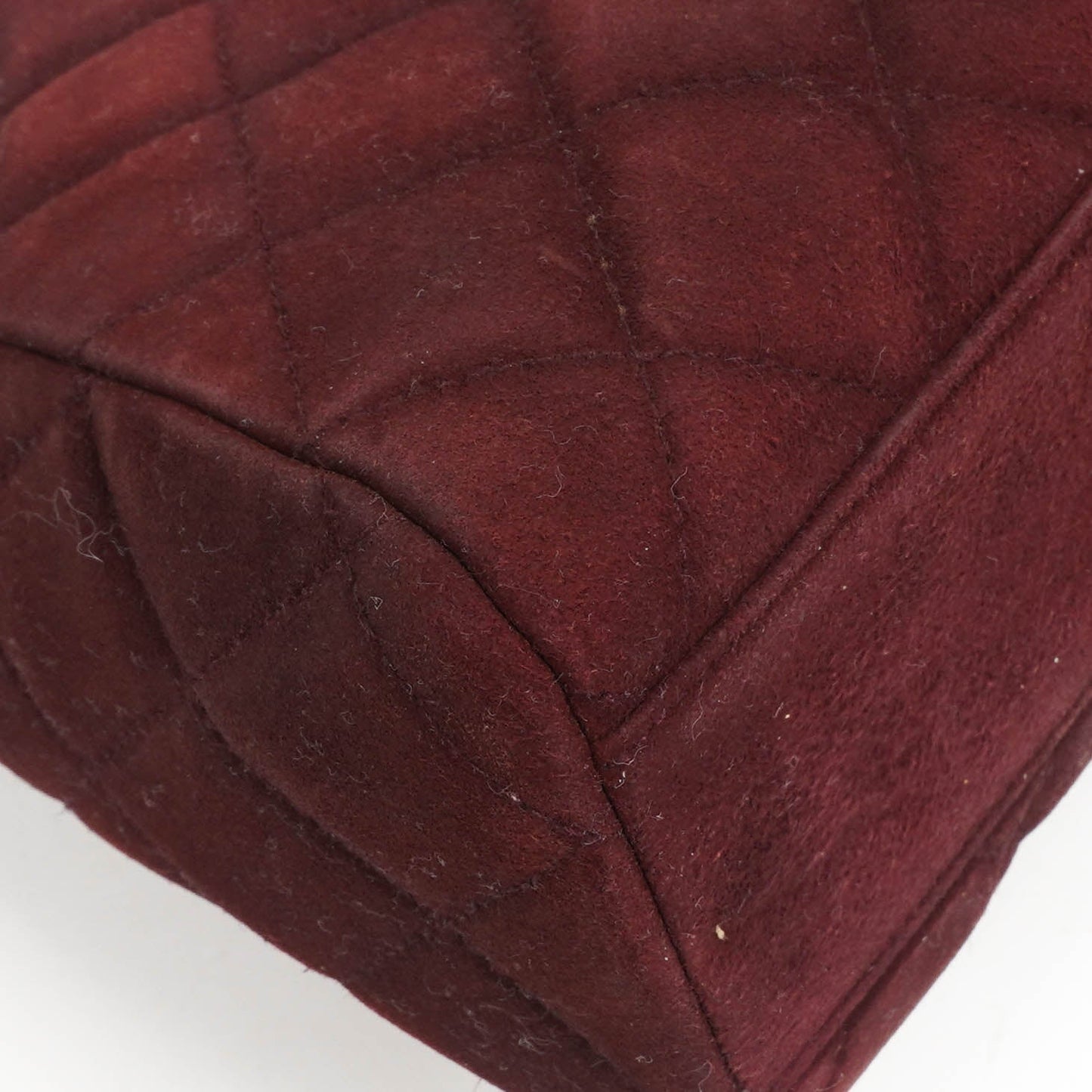 Chanel Vintage Klappentasche aus gestepptem burgunderrotem Wildleder mit 24K vergoldeten Beschlägen