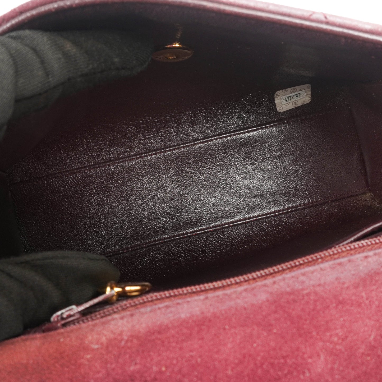 Chanel Vintage Klappentasche aus gestepptem burgunderrotem Wildleder mit 24K vergoldeten Beschlägen