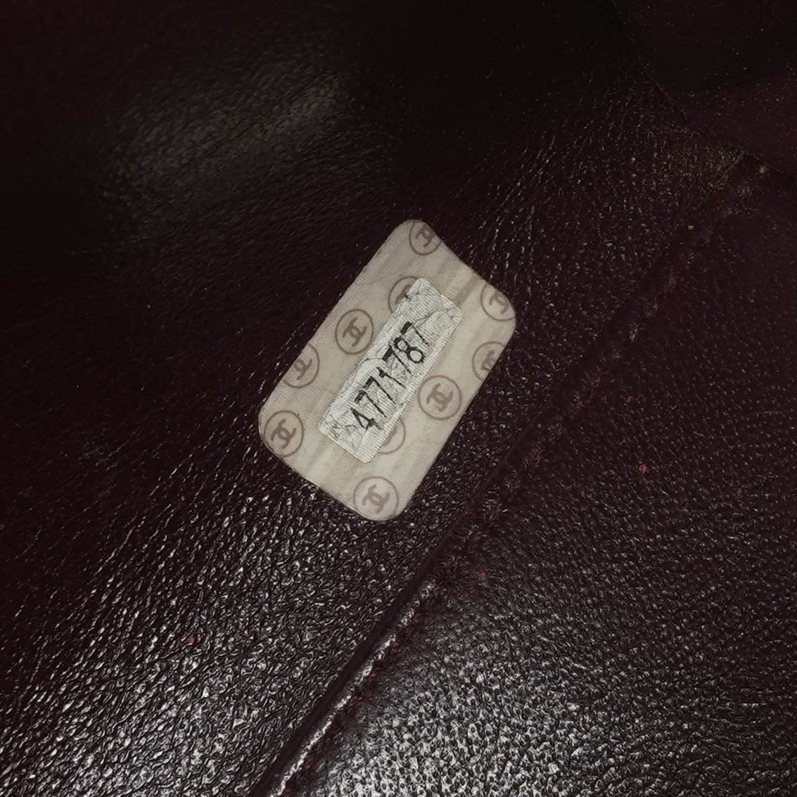 Chanel Vintage Klappentasche aus gestepptem burgunderrotem Wildleder mit 24K vergoldeten Beschlägen