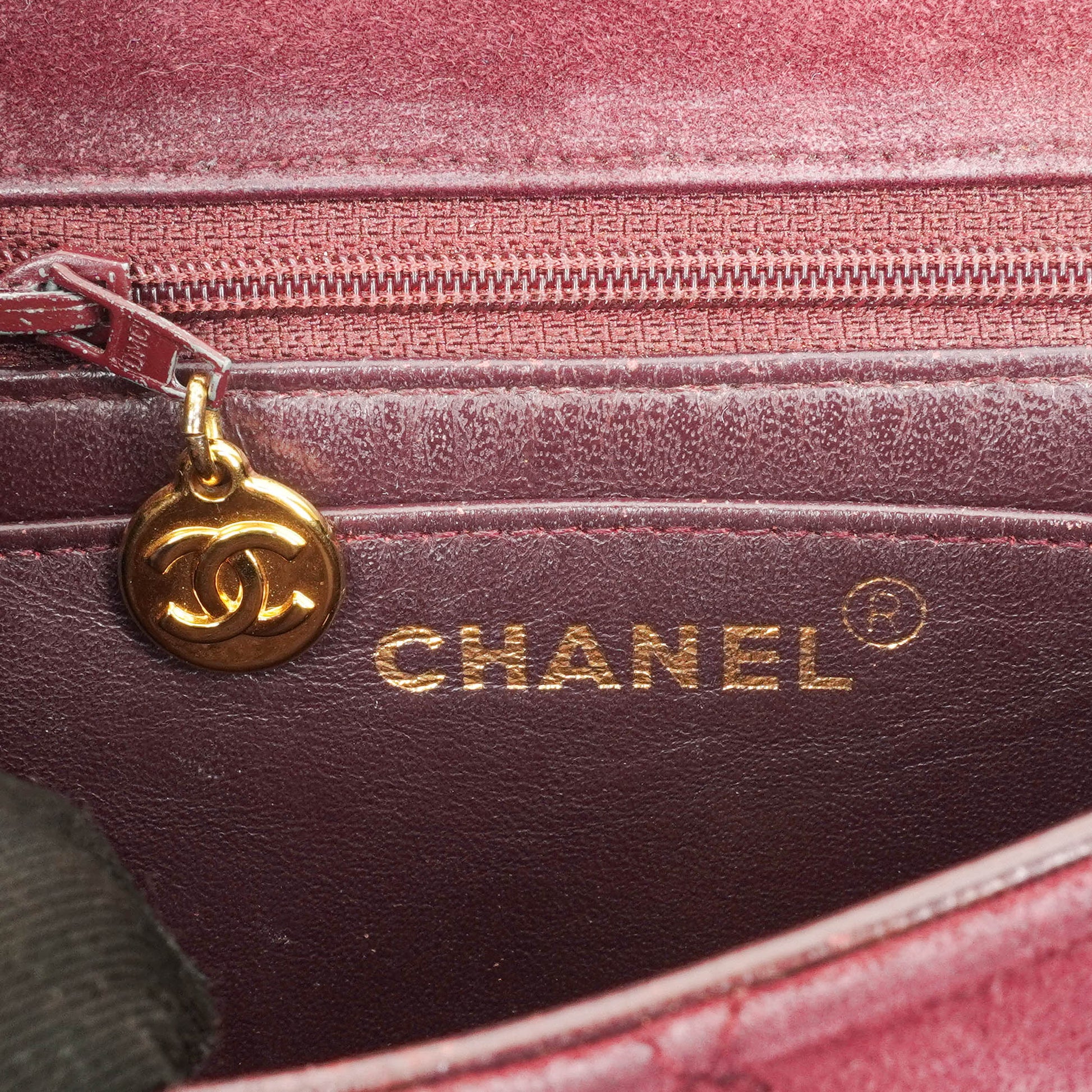 Chanel Vintage Klappentasche aus gestepptem burgunderrotem Wildleder mit 24K vergoldeten Beschlägen