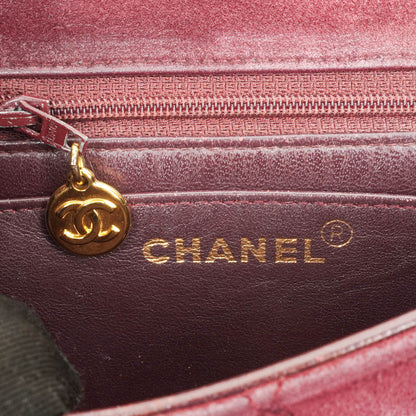 Chanel Vintage Klappentasche aus gestepptem burgunderrotem Wildleder mit 24K vergoldeten Beschlägen