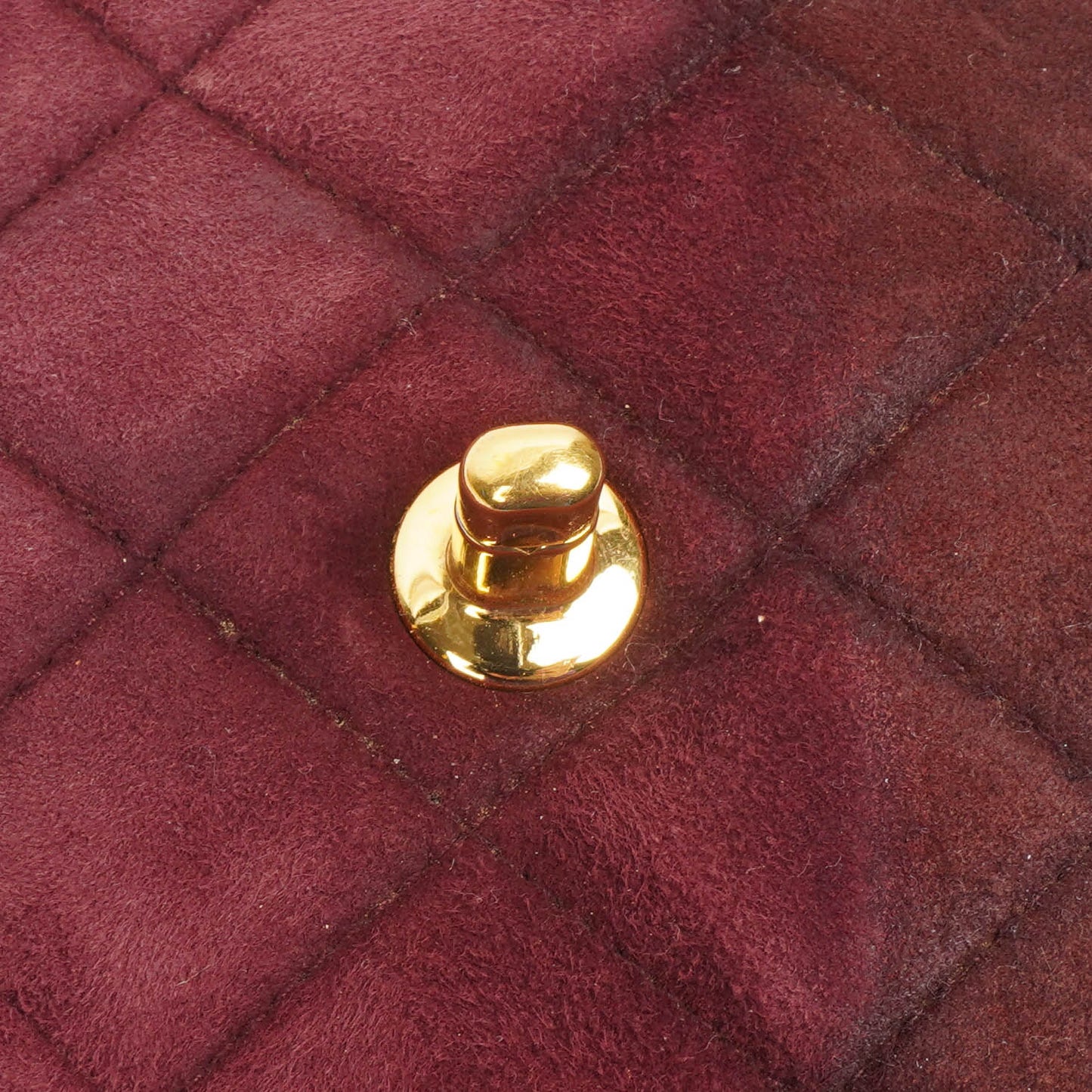 Chanel Vintage Klappentasche aus gestepptem burgunderrotem Wildleder mit 24K vergoldeten Beschlägen