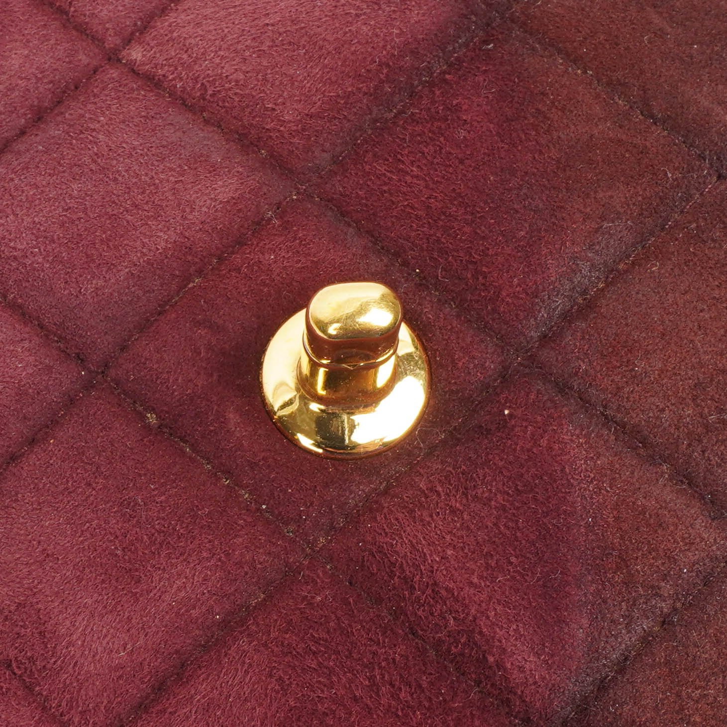 Chanel Vintage Klappentasche aus gestepptem burgunderrotem Wildleder mit 24K vergoldeten Beschlägen