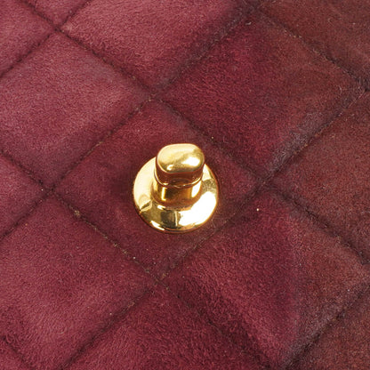 Chanel Vintage Klappentasche aus gestepptem burgunderrotem Wildleder mit 24K vergoldeten Beschlägen
