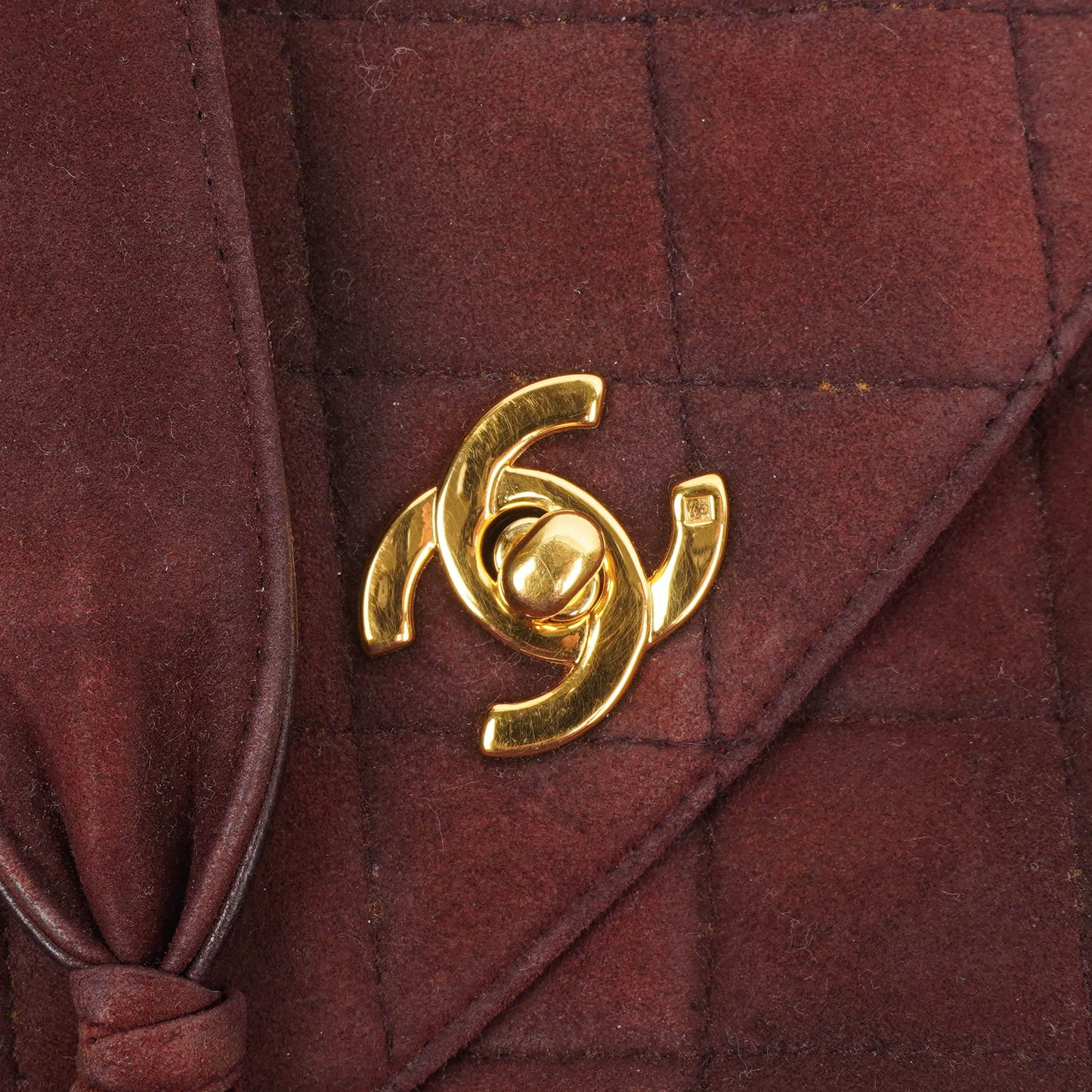 Chanel Vintage Klappentasche aus gestepptem burgunderrotem Wildleder mit 24K vergoldeten Beschlägen