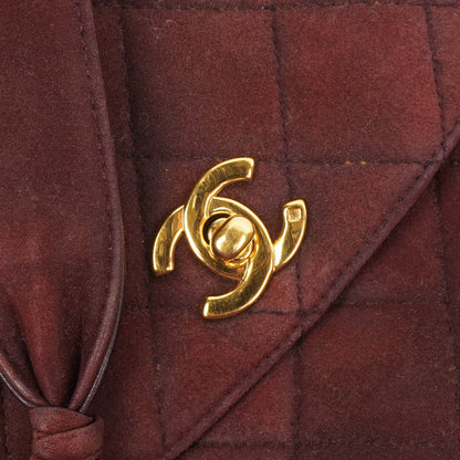 Chanel Vintage Klappentasche aus gestepptem burgunderrotem Wildleder mit 24K vergoldeten Beschlägen