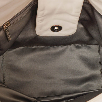 Chanel Modern Flap Bag aus geknittertem weißem Lackleder mit Kunststoffkette