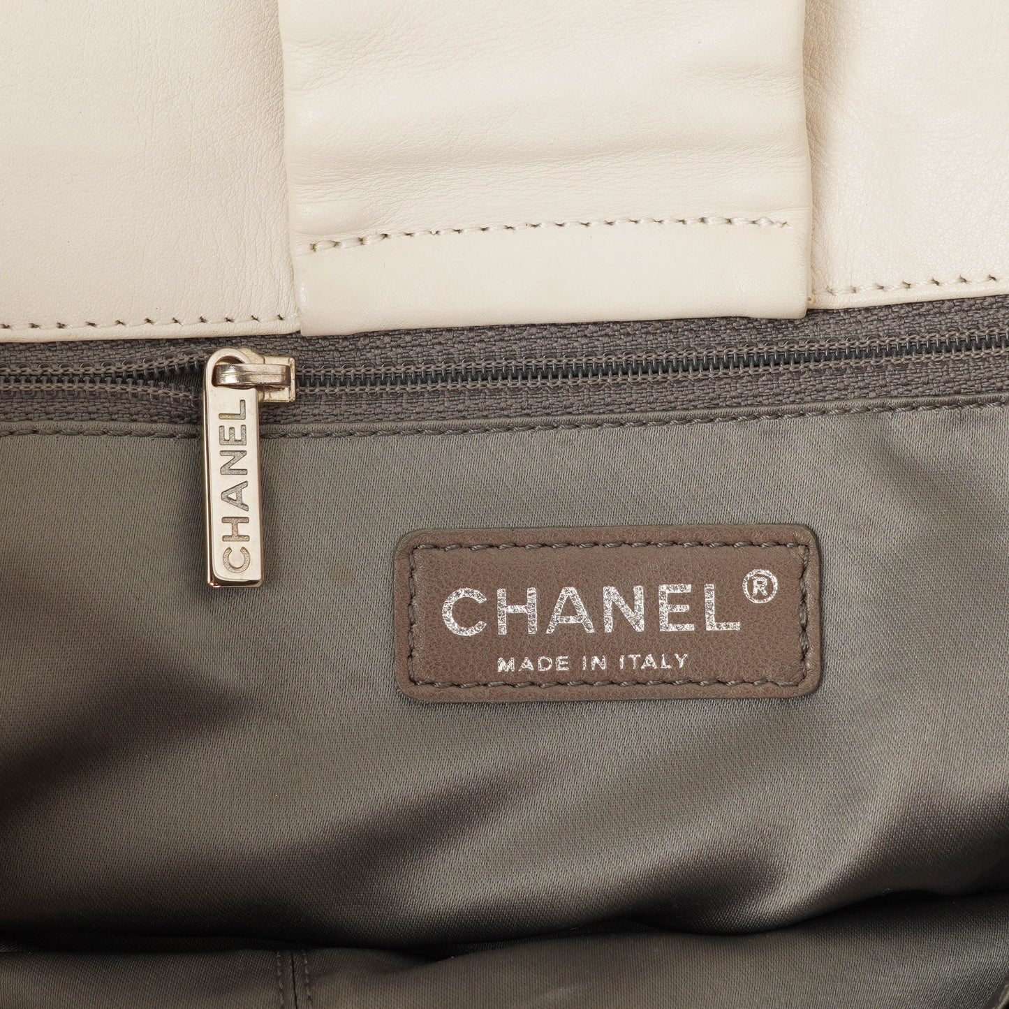 Chanel Modern Flap Bag aus geknittertem weißem Lackleder mit Kunststoffkette