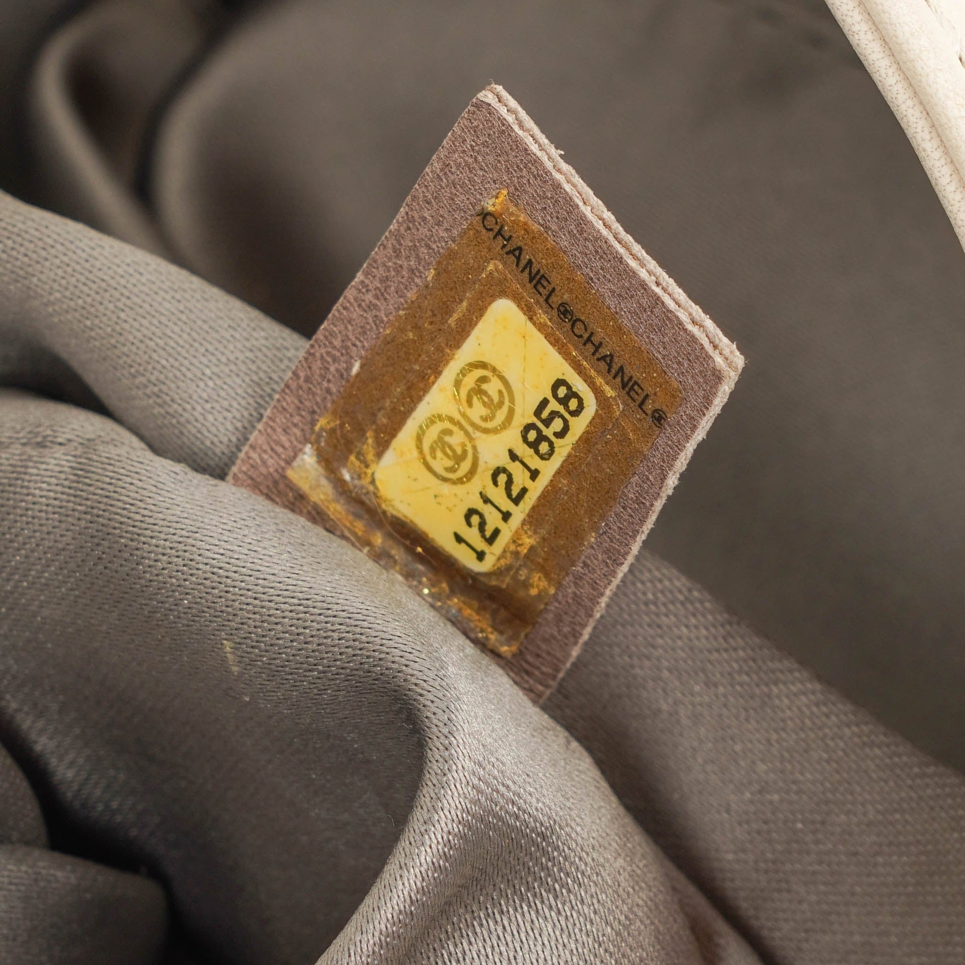 Chanel Modern Flap Bag aus geknittertem weißem Lackleder mit Kunststoffkette