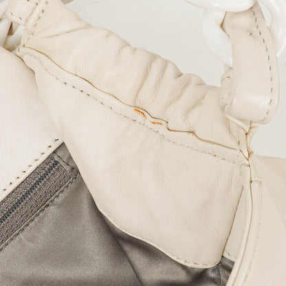 Chanel Modern Flap Bag aus geknittertem weißem Lackleder mit Kunststoffkette
