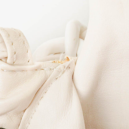 Chanel Modern Flap Bag aus geknittertem weißem Lackleder mit Kunststoffkette