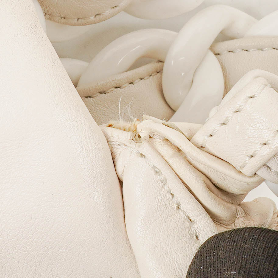 Chanel Modern Flap Bag aus geknittertem weißem Lackleder mit Kunststoffkette