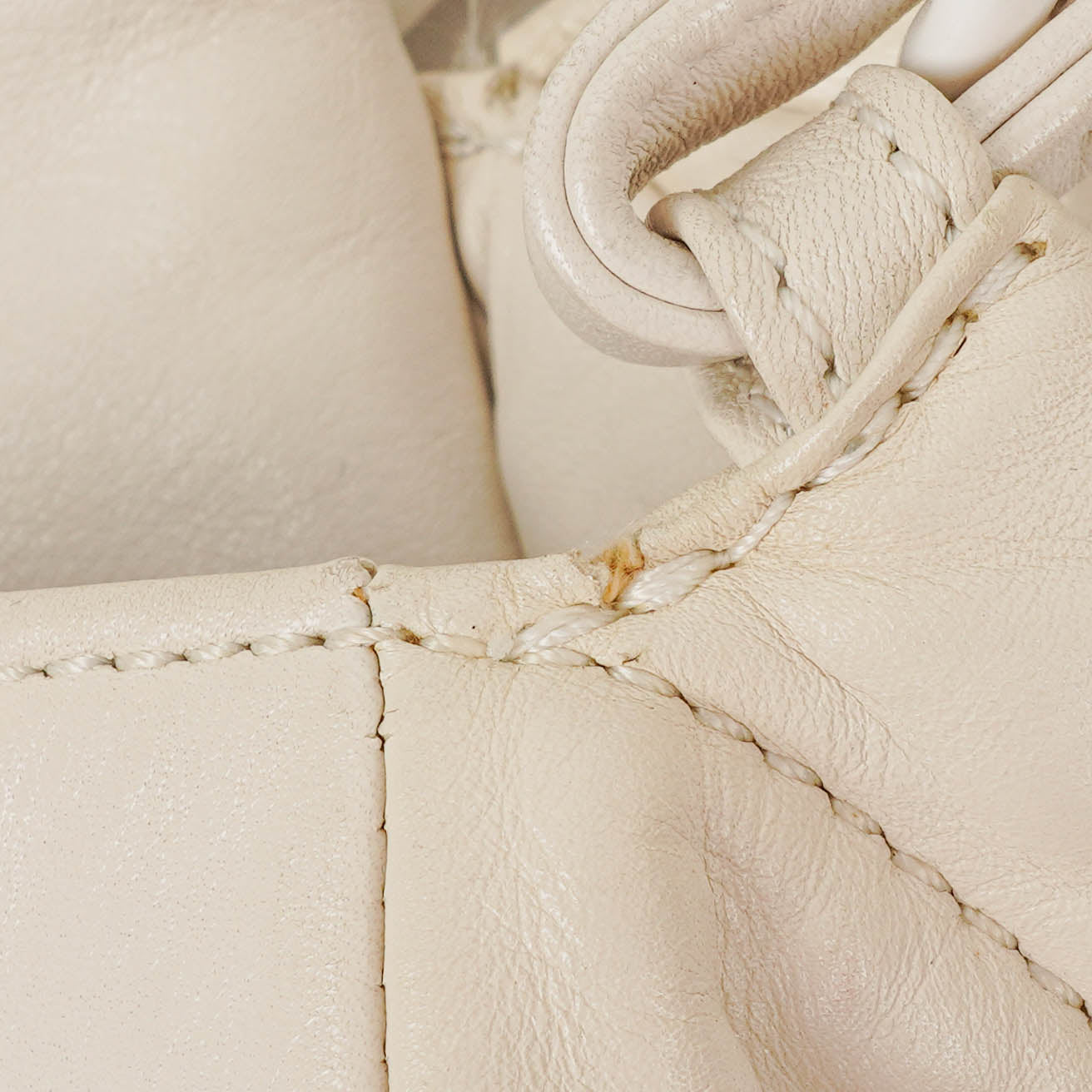 Chanel Modern Flap Bag aus geknittertem weißem Lackleder mit Kunststoffkette