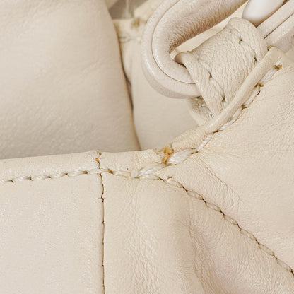 Chanel Modern Flap Bag aus geknittertem weißem Lackleder mit Kunststoffkette