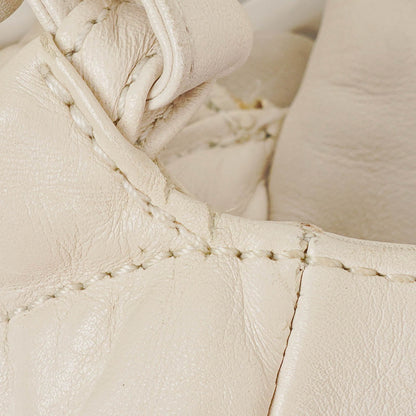 Chanel Modern Flap Bag aus geknittertem weißem Lackleder mit Kunststoffkette