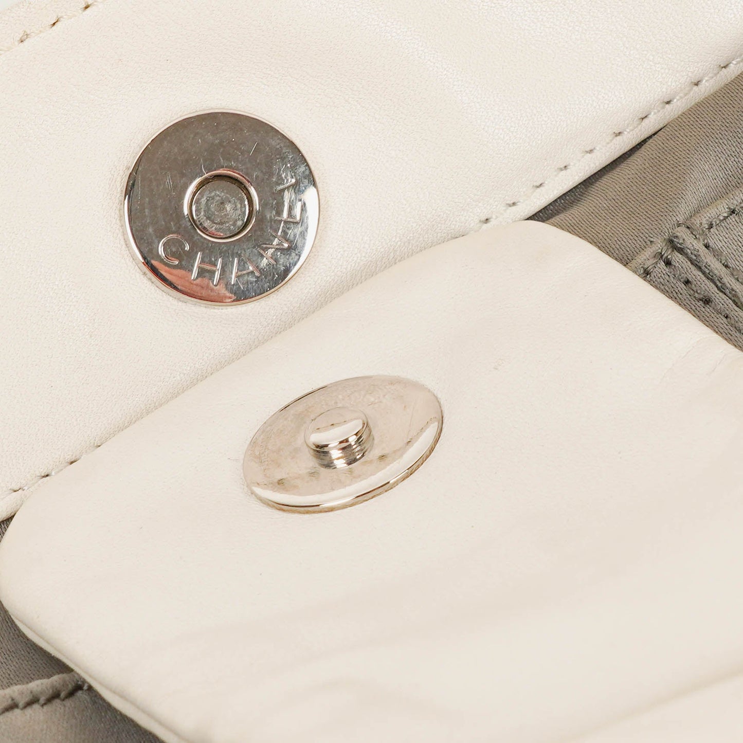 Chanel Modern Flap Bag aus geknittertem weißem Lackleder mit Kunststoffkette