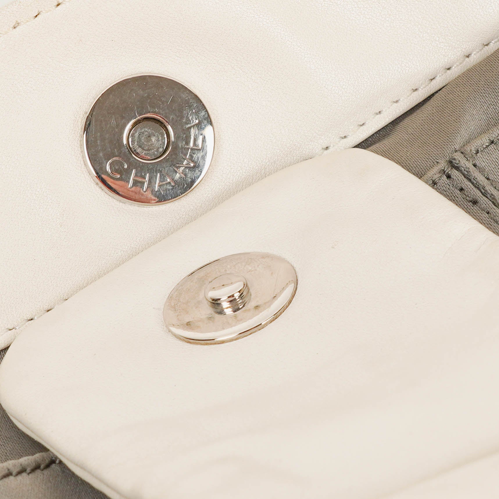 Chanel Modern Flap Bag aus geknittertem weißem Lackleder mit Kunststoffkette