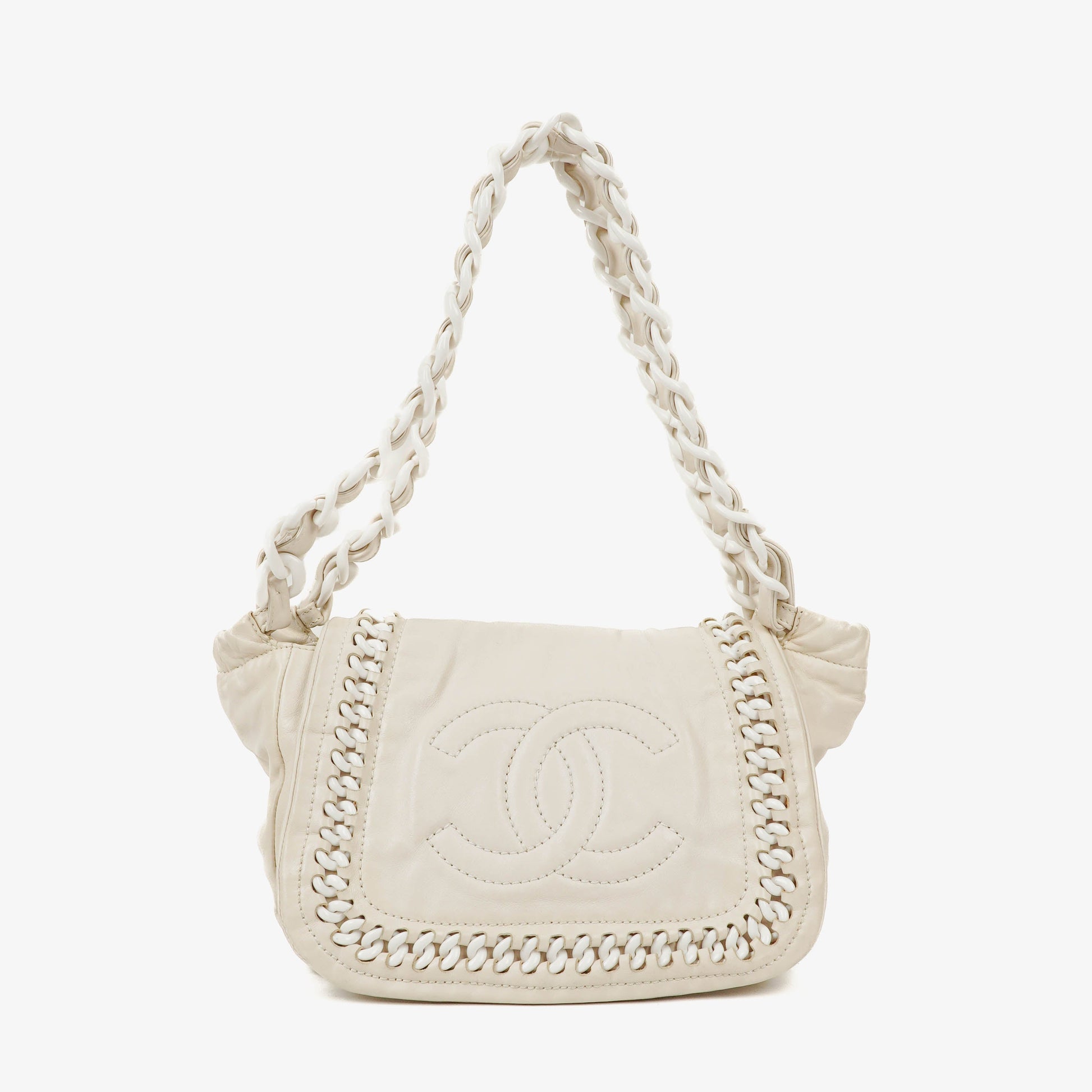 Chanel Modern Flap Bag aus geknittertem weißem Lackleder mit Kunststoffkette