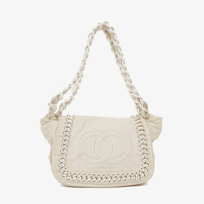 Chanel Modern Flap Bag aus geknittertem weißem Lackleder mit Kunststoffkette