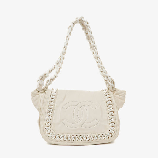 Chanel Modern Flap Bag aus geknittertem weißem Lackleder mit Kunststoffkette