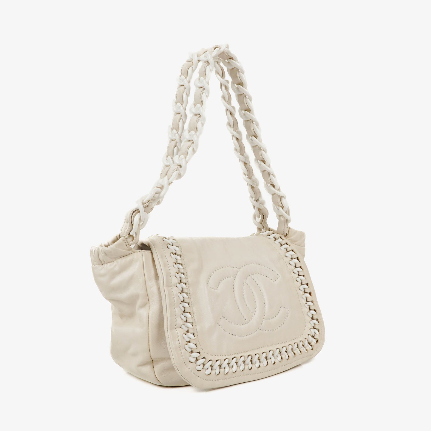 Chanel Modern Flap Bag aus geknittertem weißem Lackleder mit Kunststoffkette