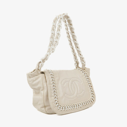 Chanel Modern Flap Bag aus geknittertem weißem Lackleder mit Kunststoffkette