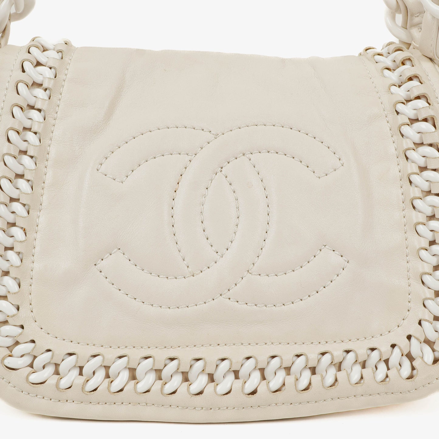 Chanel Modern Flap Bag aus geknittertem weißem Lackleder mit Kunststoffkette