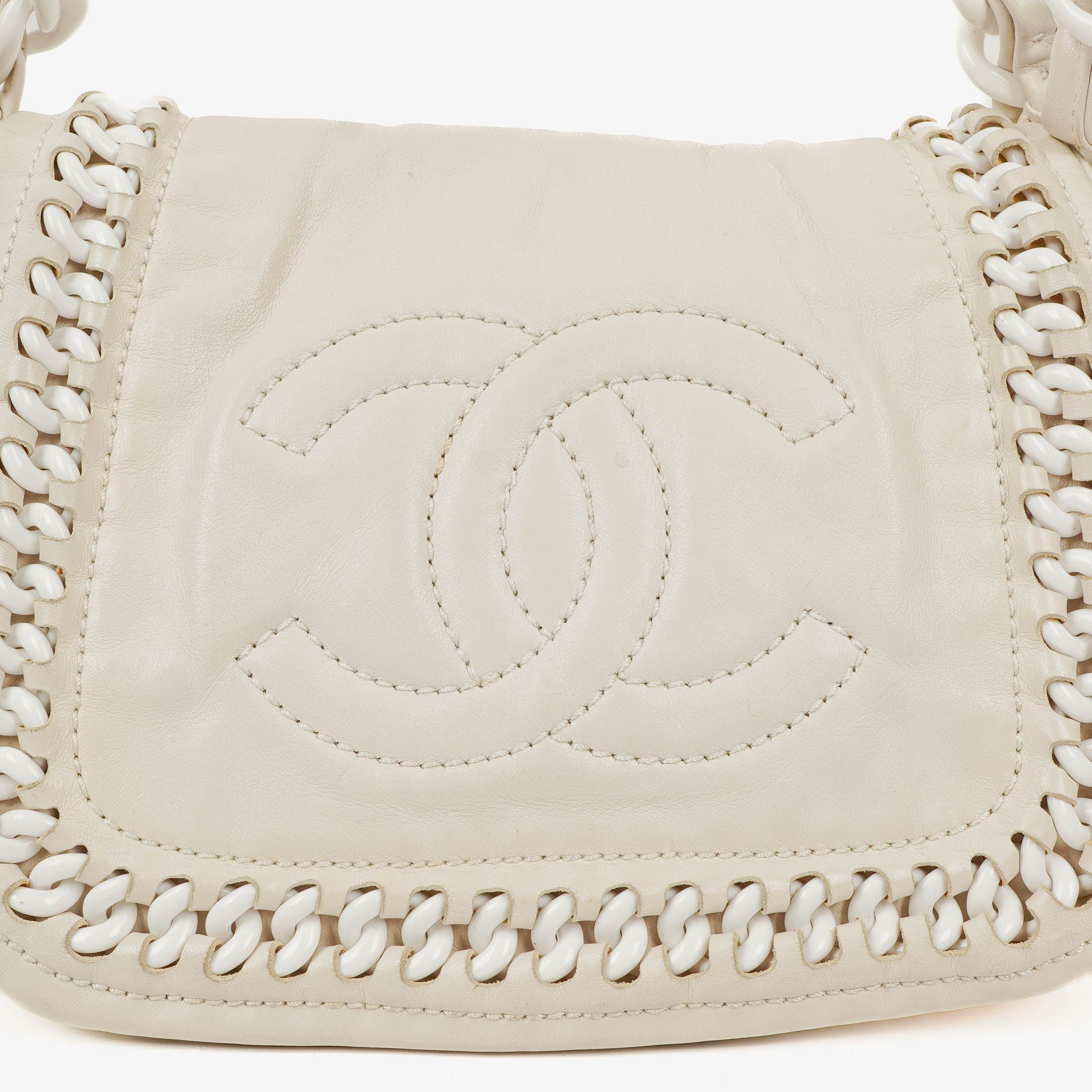 Chanel Modern Flap Bag aus geknittertem weißem Lackleder mit Kunststoffkette