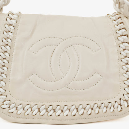 Chanel Modern Flap Bag aus geknittertem weißem Lackleder mit Kunststoffkette