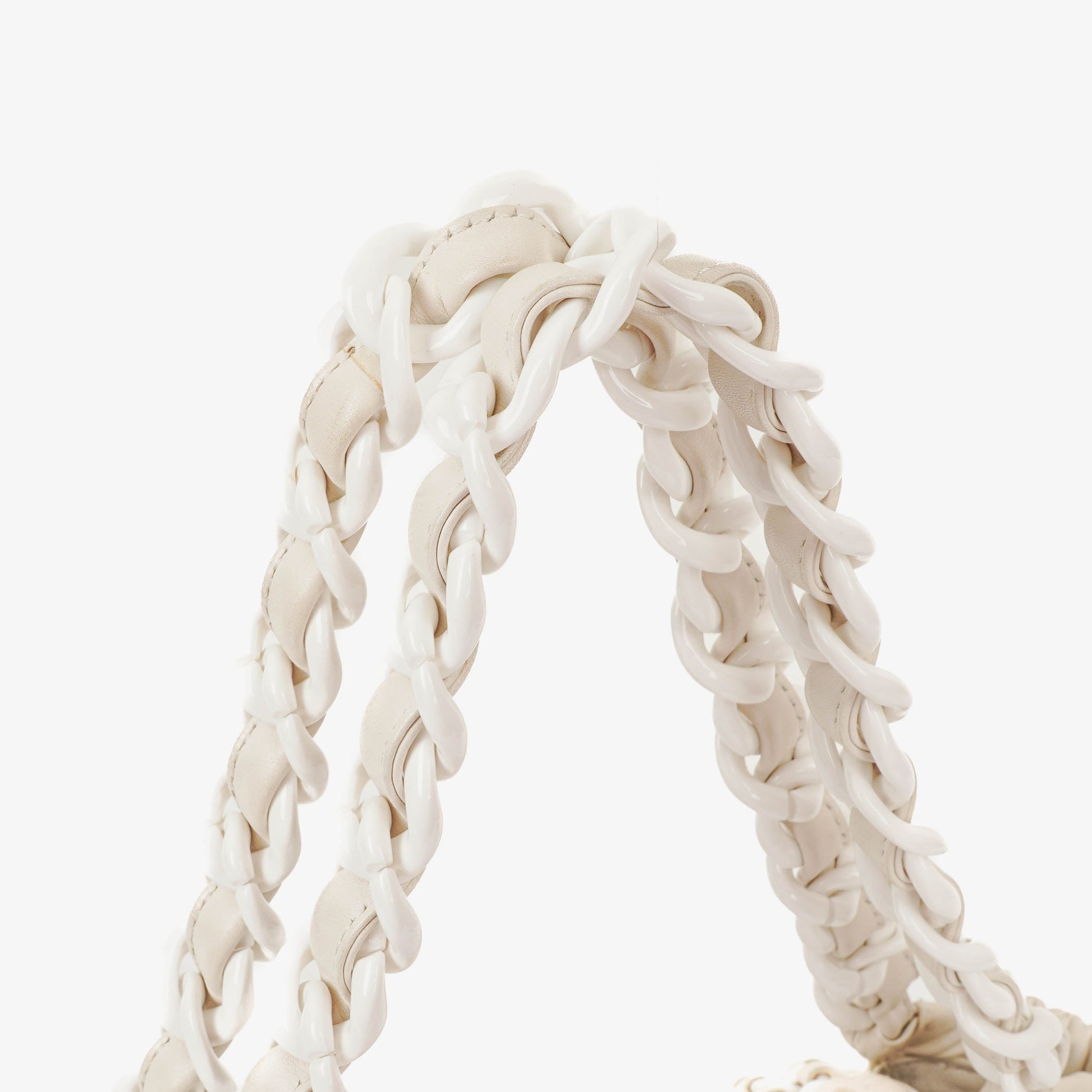 Chanel Modern Flap Bag aus geknittertem weißem Lackleder mit Kunststoffkette
