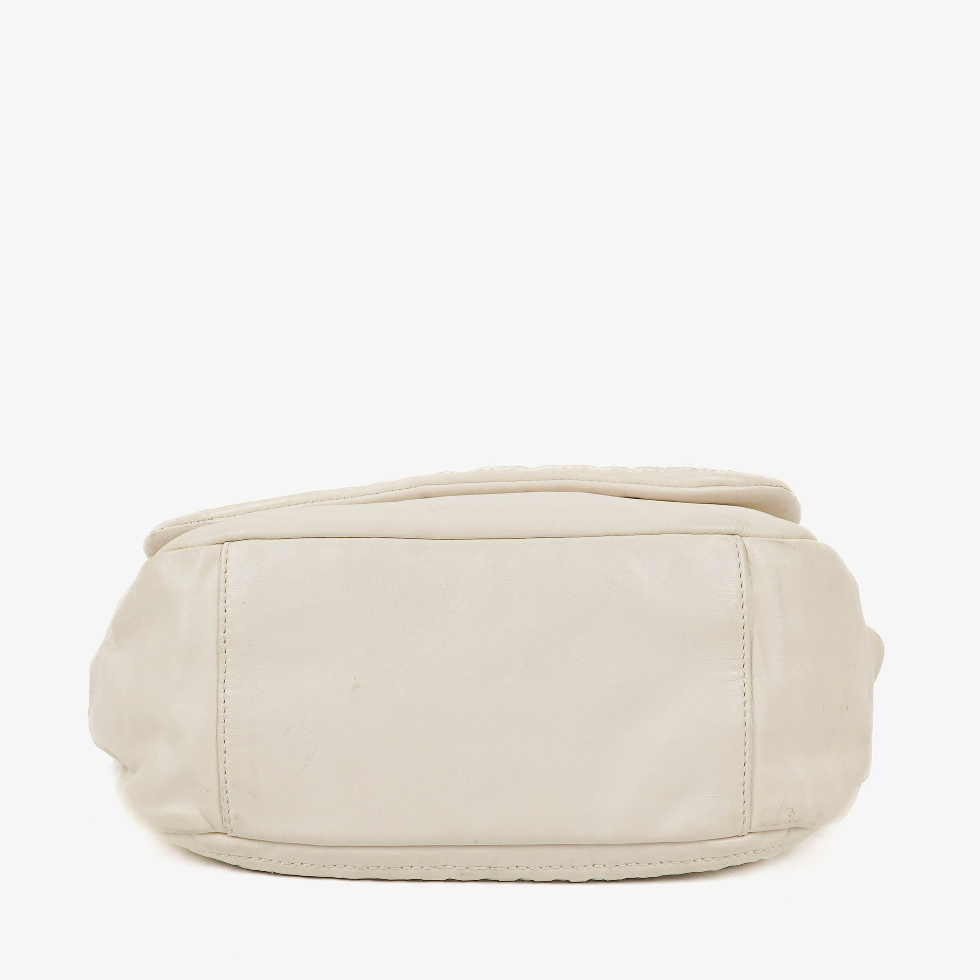 Chanel Modern Flap Bag aus geknittertem weißem Lackleder mit Kunststoffkette