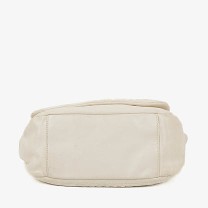 Chanel Modern Flap Bag aus geknittertem weißem Lackleder mit Kunststoffkette