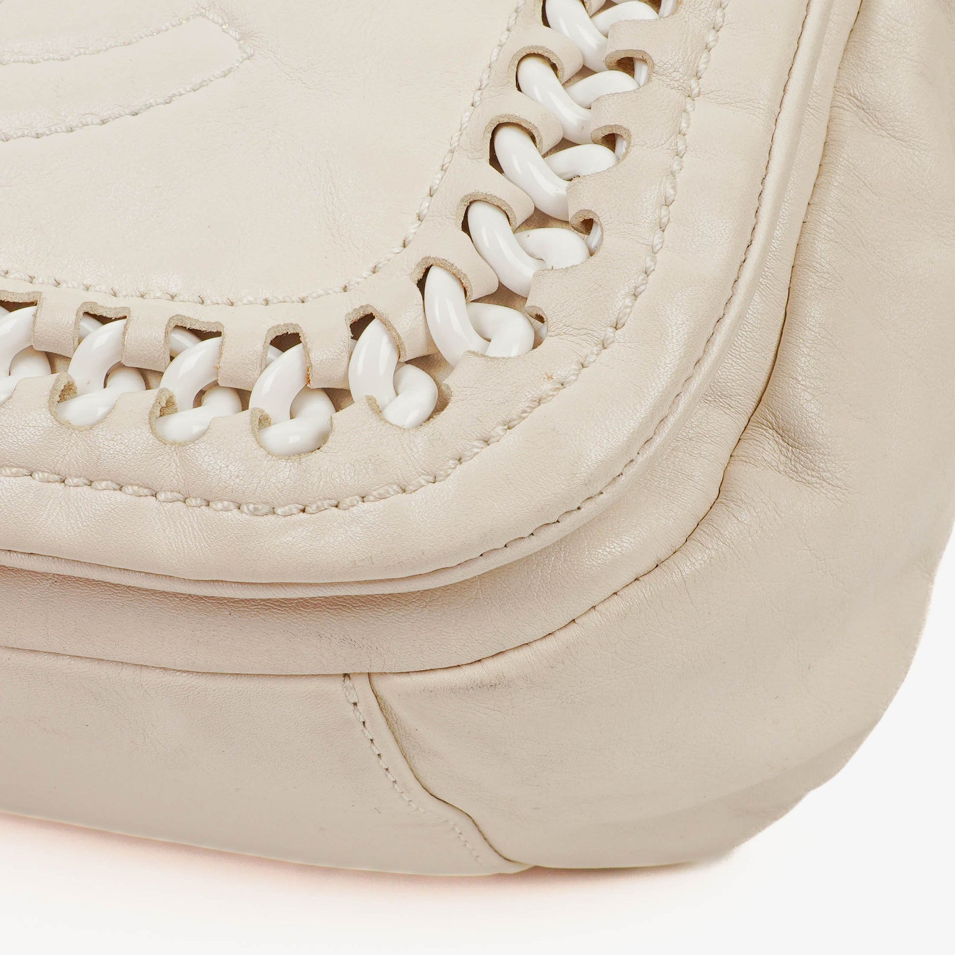 Chanel Modern Flap Bag aus geknittertem weißem Lackleder mit Kunststoffkette
