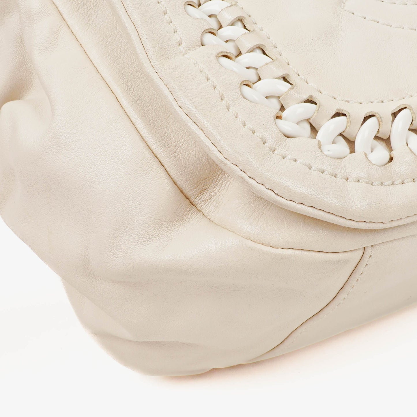 Chanel Modern Flap Bag aus geknittertem weißem Lackleder mit Kunststoffkette