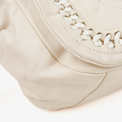 Chanel Modern Flap Bag aus geknittertem weißem Lackleder mit Kunststoffkette