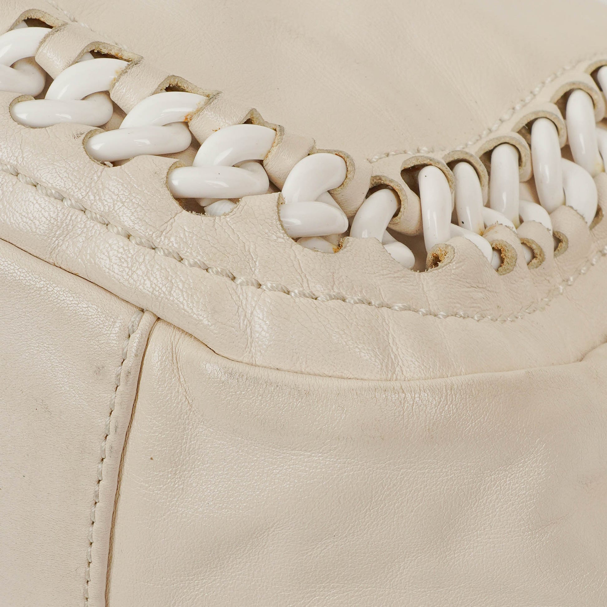 Chanel Modern Flap Bag aus geknittertem weißem Lackleder mit Kunststoffkette
