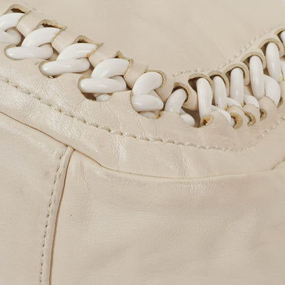 Chanel Modern Flap Bag aus geknittertem weißem Lackleder mit Kunststoffkette