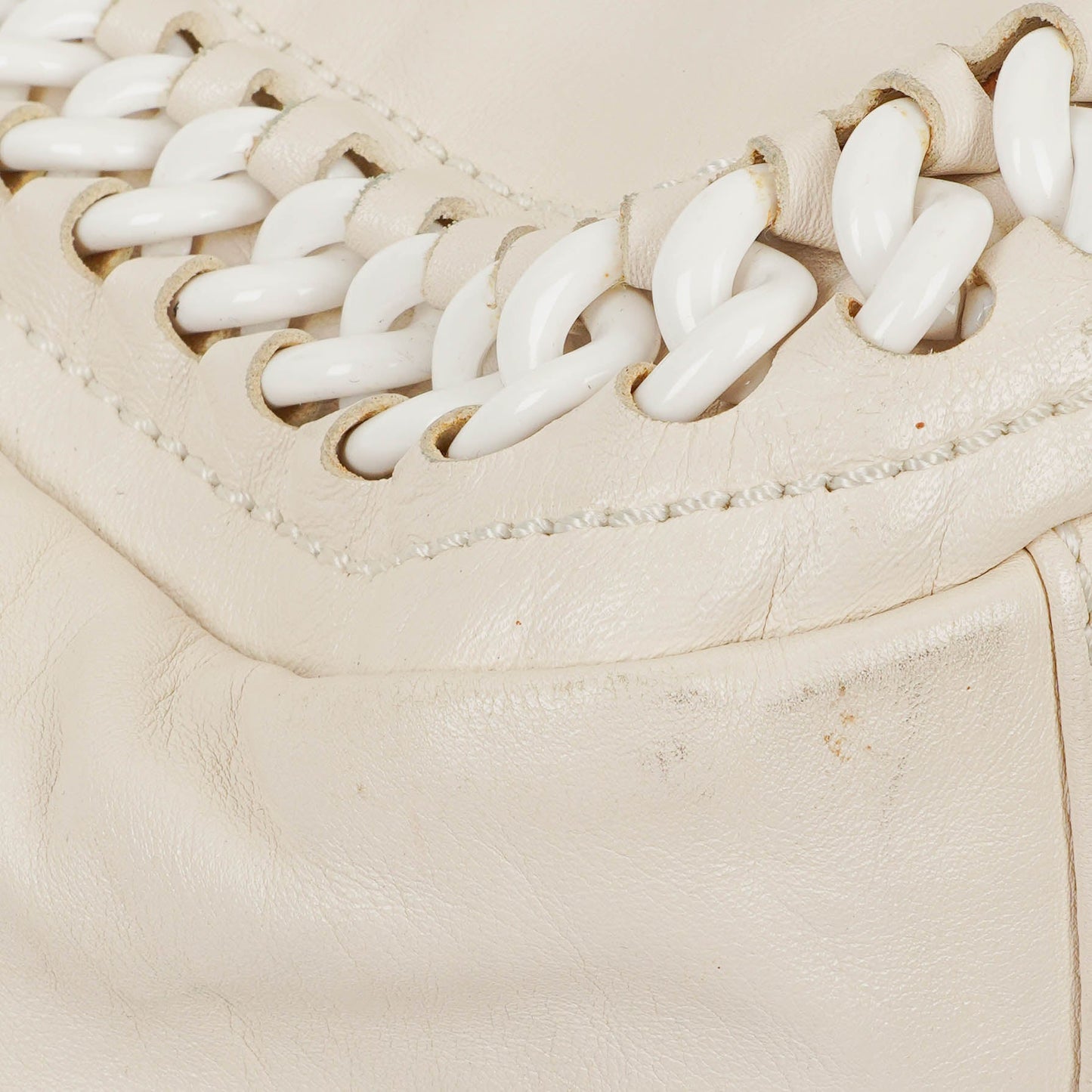 Chanel Modern Flap Bag aus geknittertem weißem Lackleder mit Kunststoffkette
