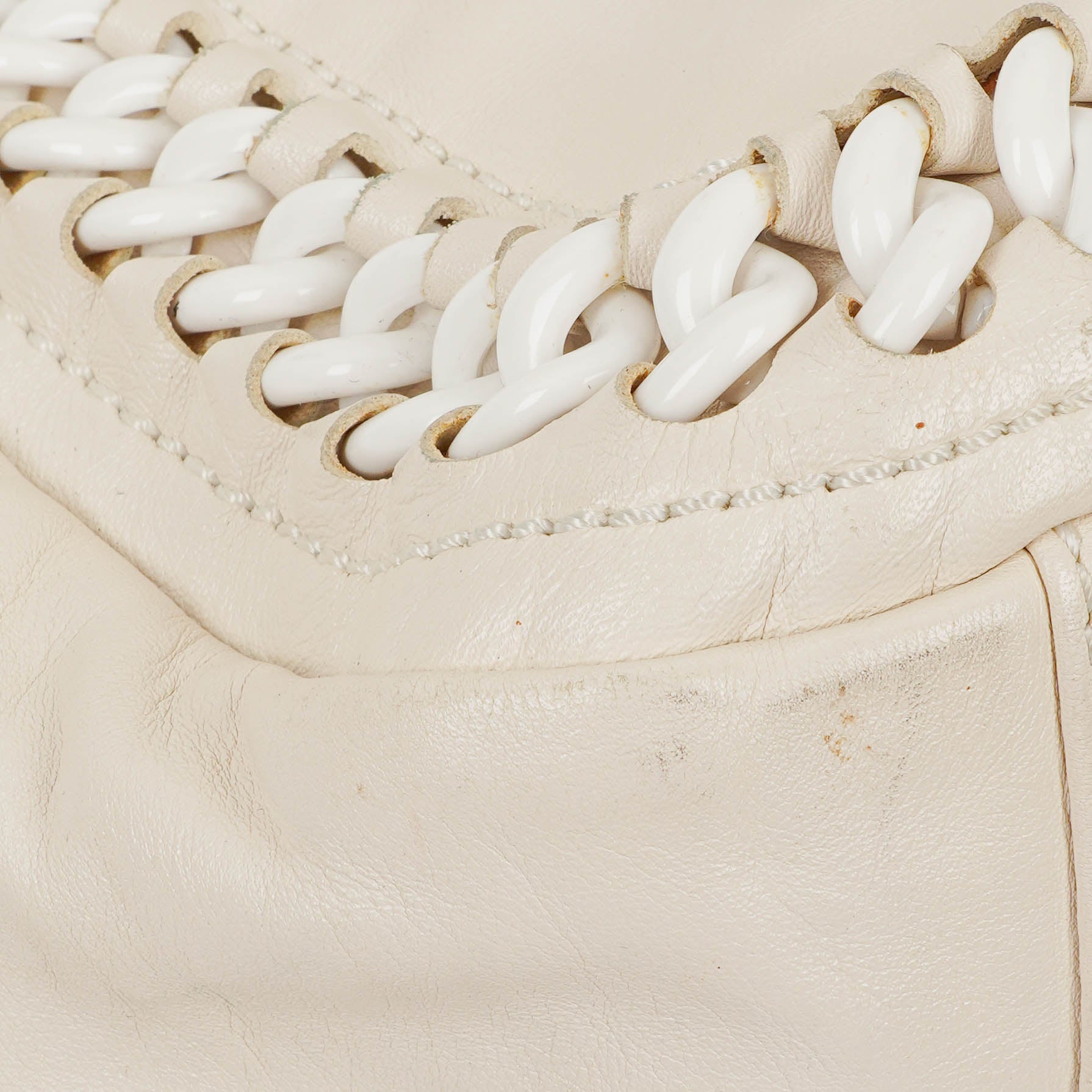 Chanel Modern Flap Bag aus geknittertem weißem Lackleder mit Kunststoffkette