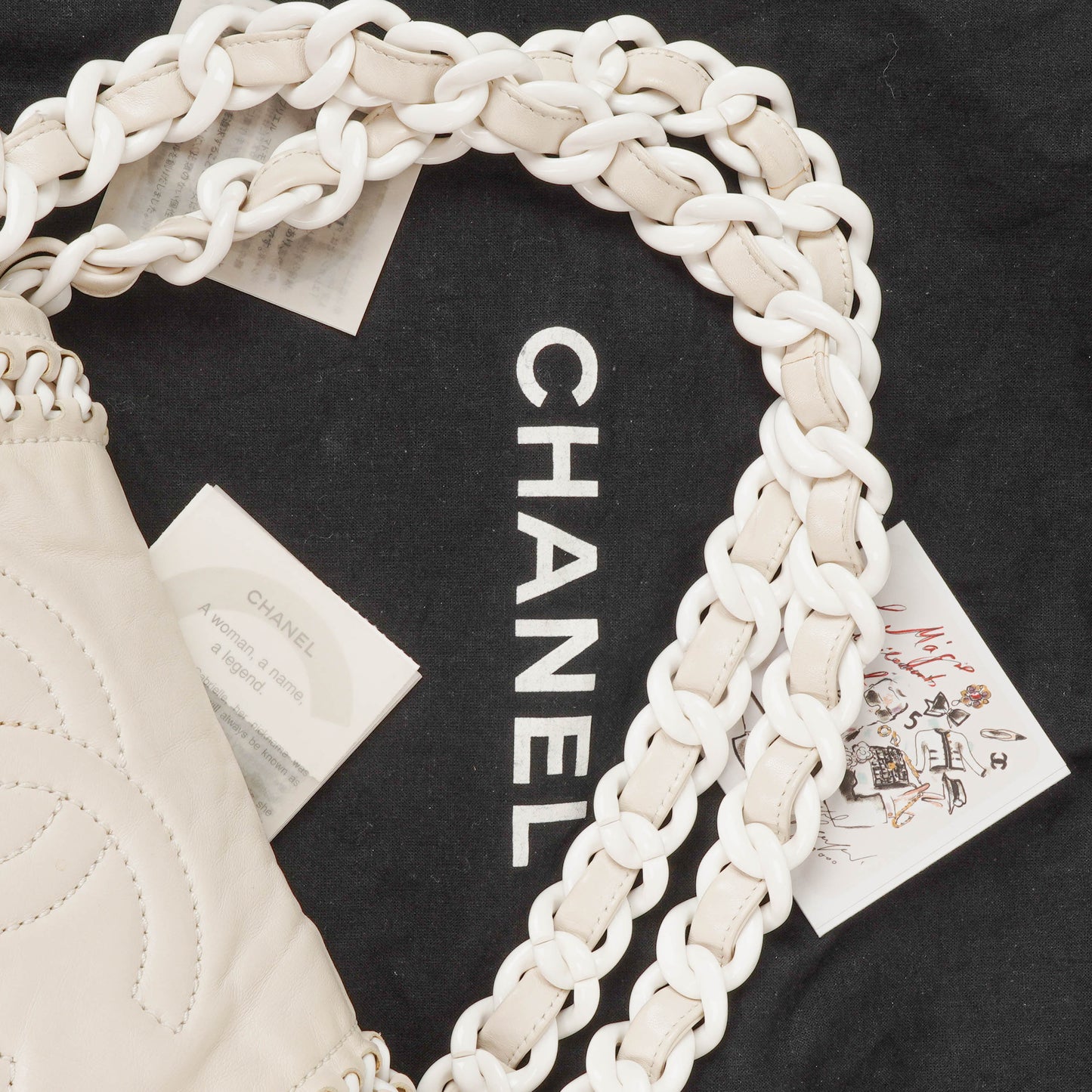 Chanel Modern Flap Bag aus geknittertem weißem Lackleder mit Kunststoffkette