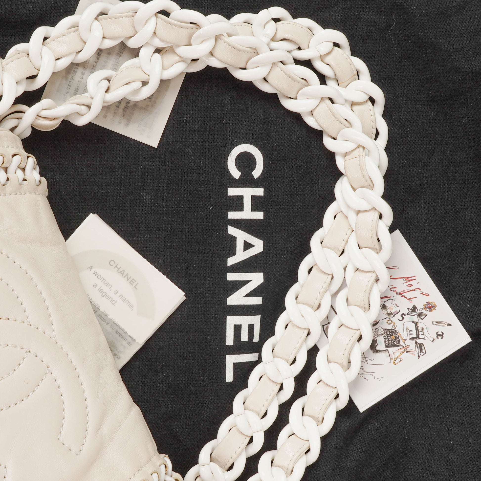 Chanel Modern Flap Bag aus geknittertem weißem Lackleder mit Kunststoffkette