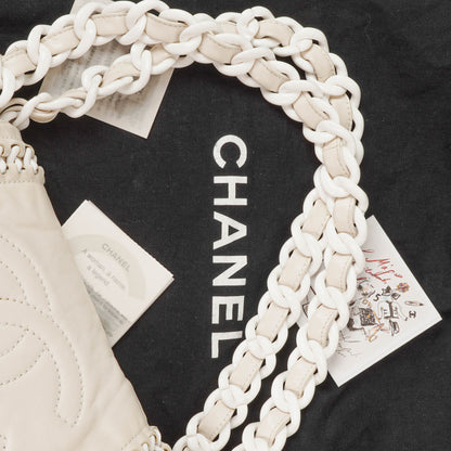 Chanel Modern Flap Bag aus geknittertem weißem Lackleder mit Kunststoffkette