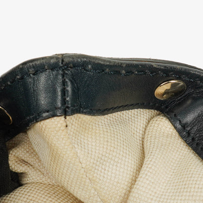 Gucci Sukey Schulter-Hobo-Tasche aus Monogram Canvas