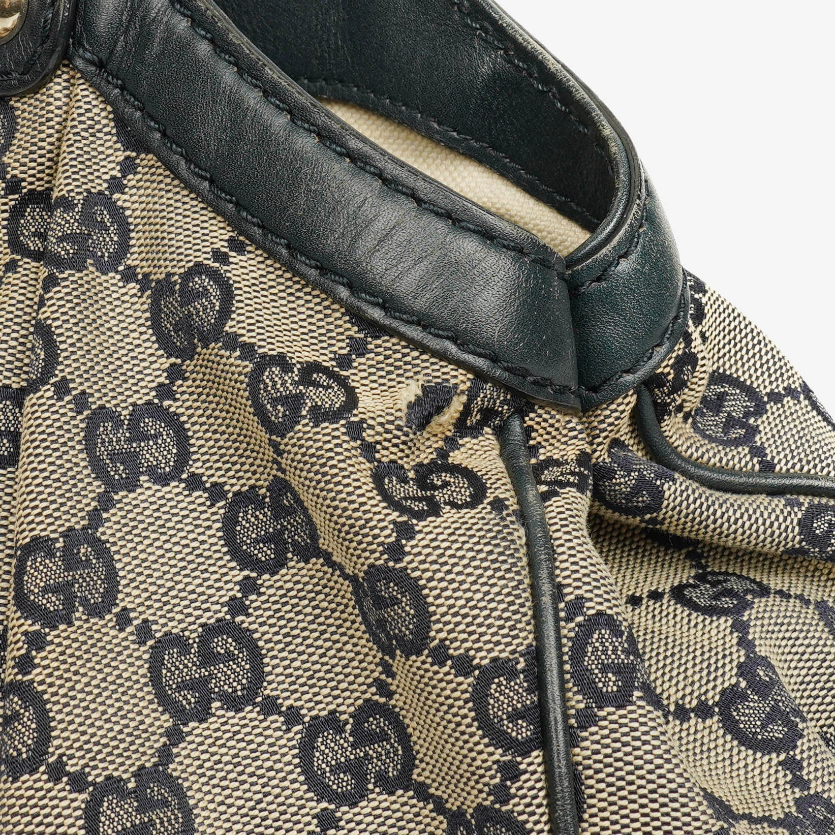 Gucci Sukey Schulter-Hobo-Tasche aus Monogram Canvas