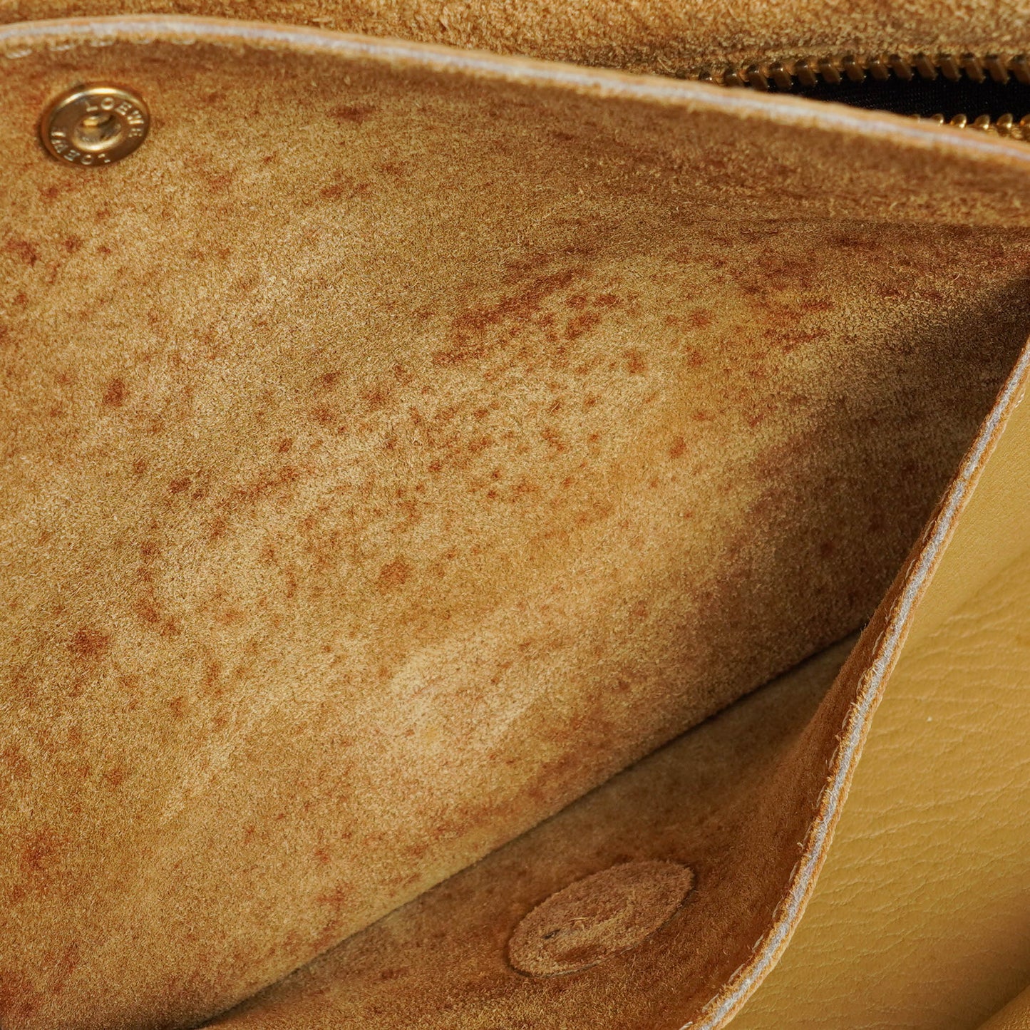 Loewe Amazona Henkeltasche aus Wildleder und Kalbsleder